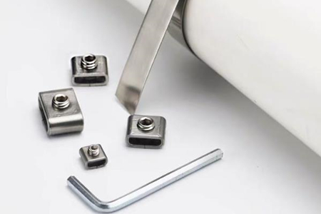 自鎖式不銹鋼扎帶采用卡扣設計，扎力更強！